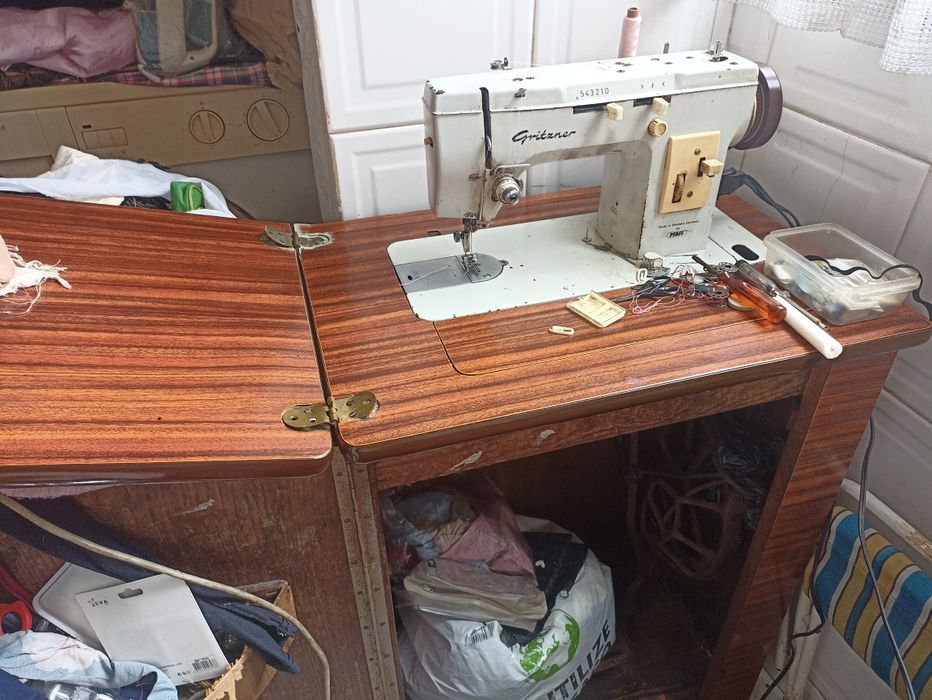 Máquina de costura a trabalhar bem