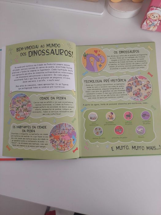 Livro "O Mundo dos Dinossauros "