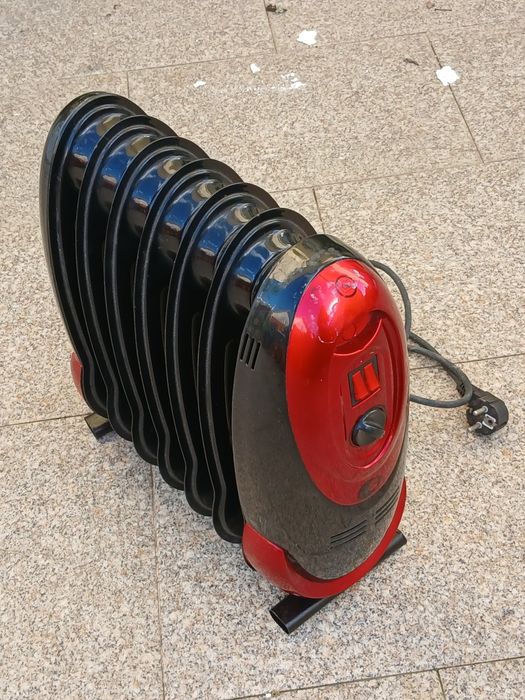 Vendo AQUECEDOR A ÓLEO a funcionar muito bem. Possibilidade de entrega