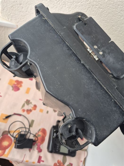 Кораблик Flytec прикормочний D8, V010, V18 (3 бункери) Black GPS