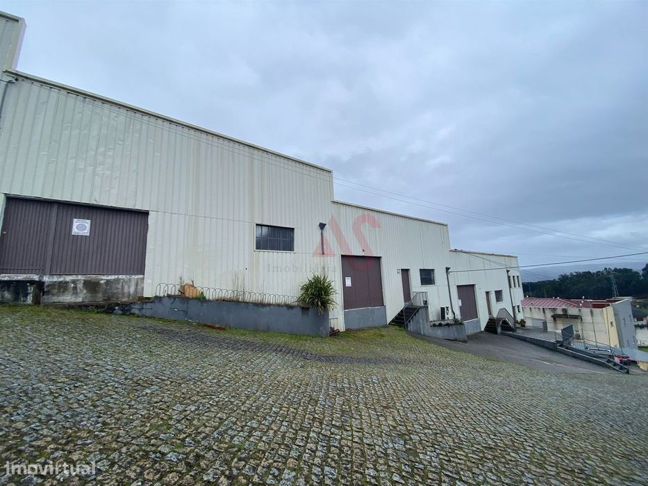 Armazém para arrendamento com 230 m2 com licença para Comércio e Indús