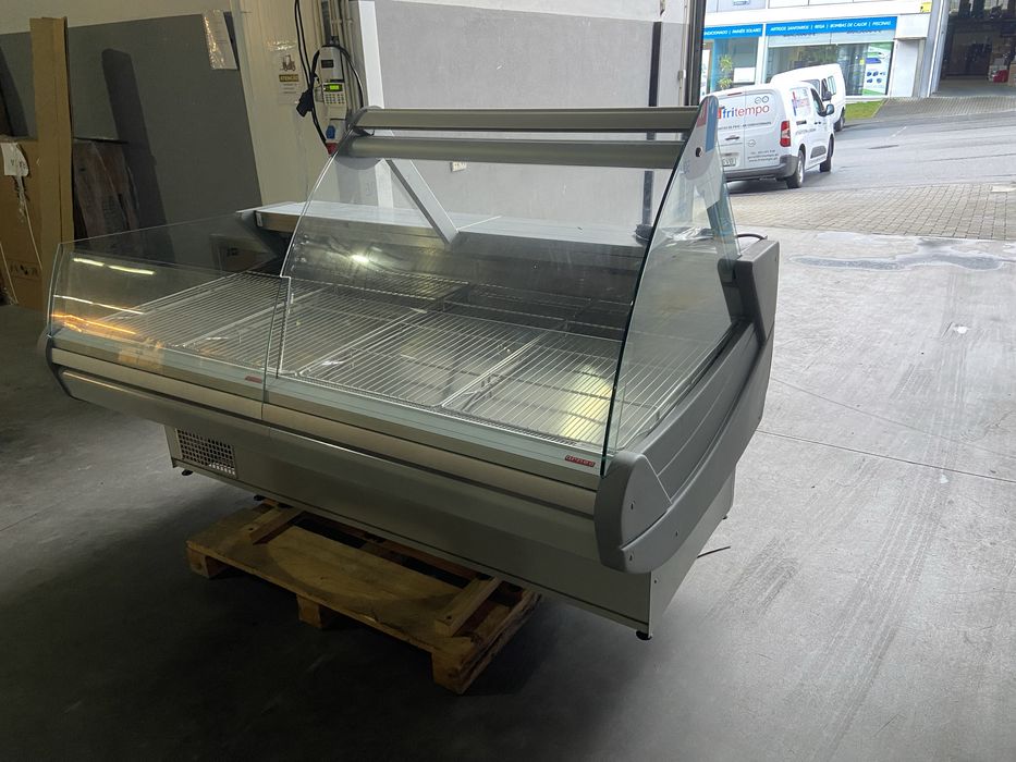 Vitrine 2000 com frio incorpurado self e reserva