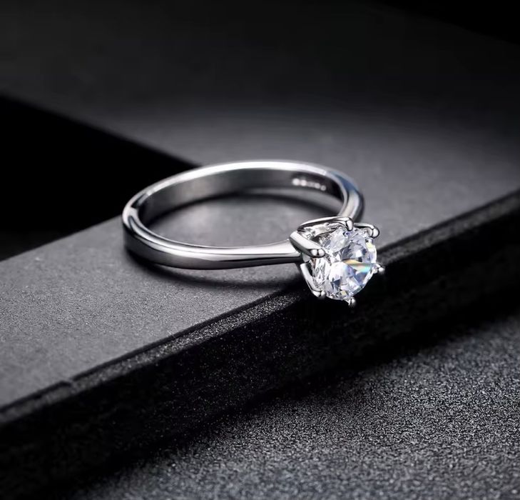 Срібна каблучка 925 проби! Фіаніт Swarovski !