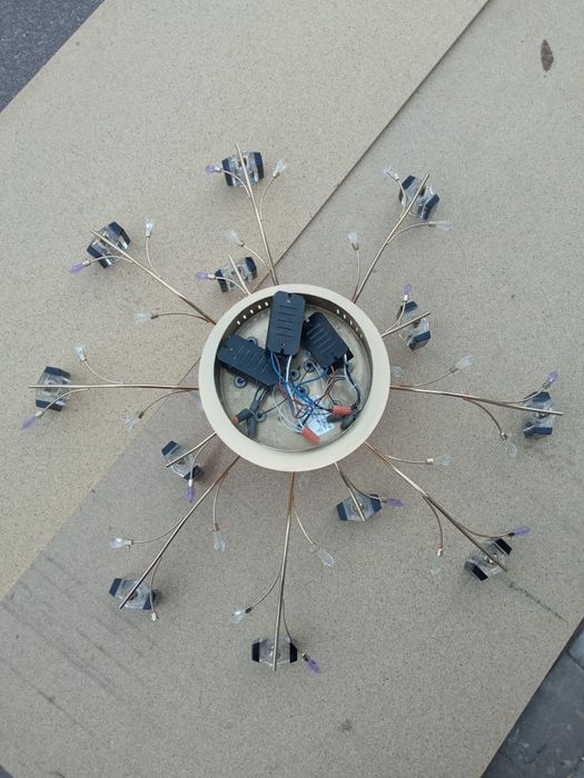 Продам люстру...