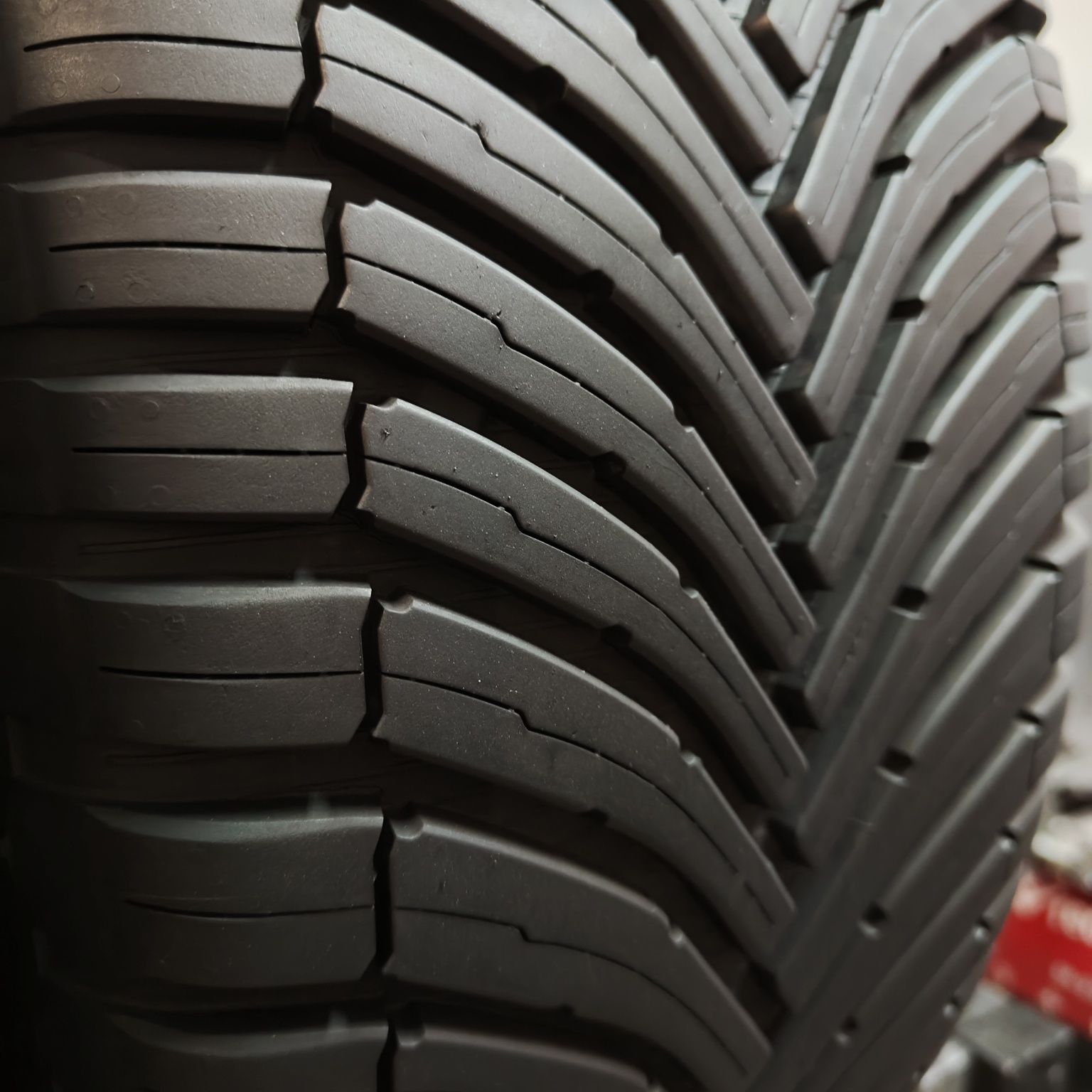225/60/18 Sprzedam parę opon całorocznych Bridgestone