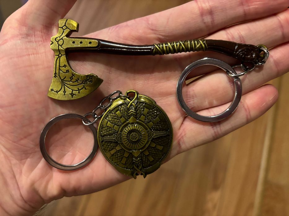 Брелок золотой топор + щит + подставка (из игры God of War, Кратос)
