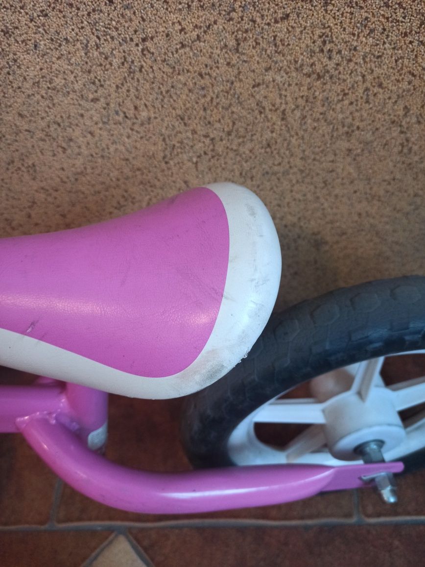 Różowy rowerek biegowy lionelo używany