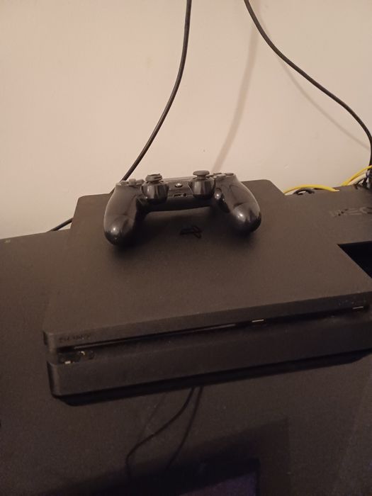 Playstation 4 com 1 comando.