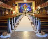 Dekoracja kościoła, ślub, biały dywan, klęcznik, hymn miłości