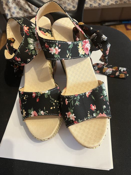 Босоніжки на завязку в квіти