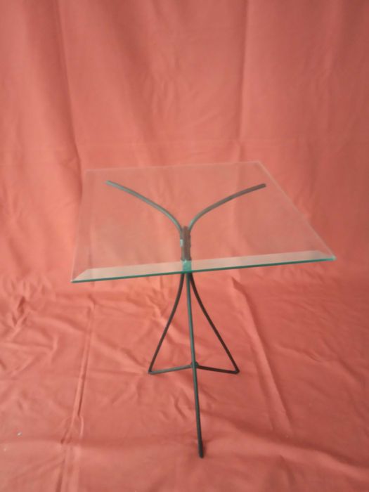 Mesa de apoio com tampo de vidro