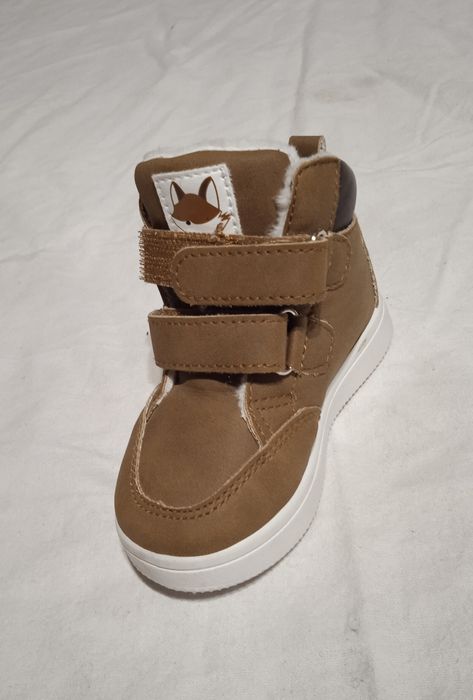 Продам теплые ботиночки на девочку или на мальчика фирмы fox &  bunny.