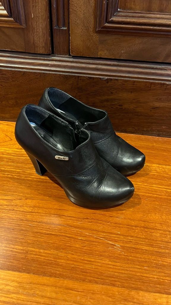 Botins pretos de pele Meu Pé