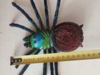 Figurka dużego pająka