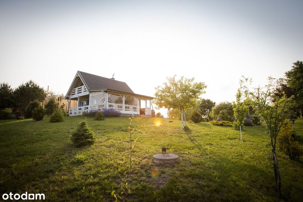 drewniany domek nad jeziorem