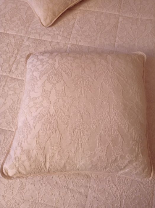 Colcha edredom Piubelle (250 x 260 cm) + 2 almofadas (60 x 60 cm)