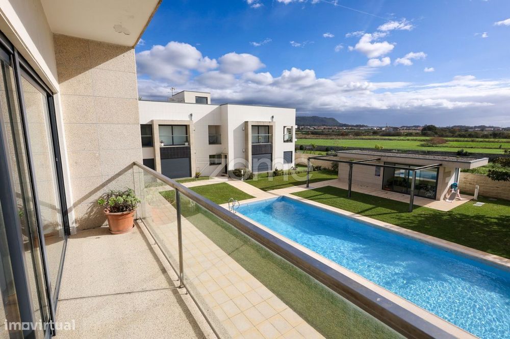 Apartamento T2+1 Duplex em Cond. Fechado com Piscina Cepães, Espose...