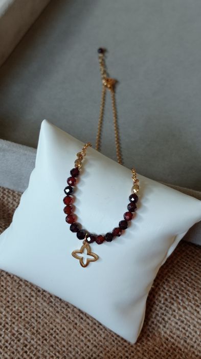 Naszyjnik, choker z kamienia z zawieszką koniczyną marokańską, prezent