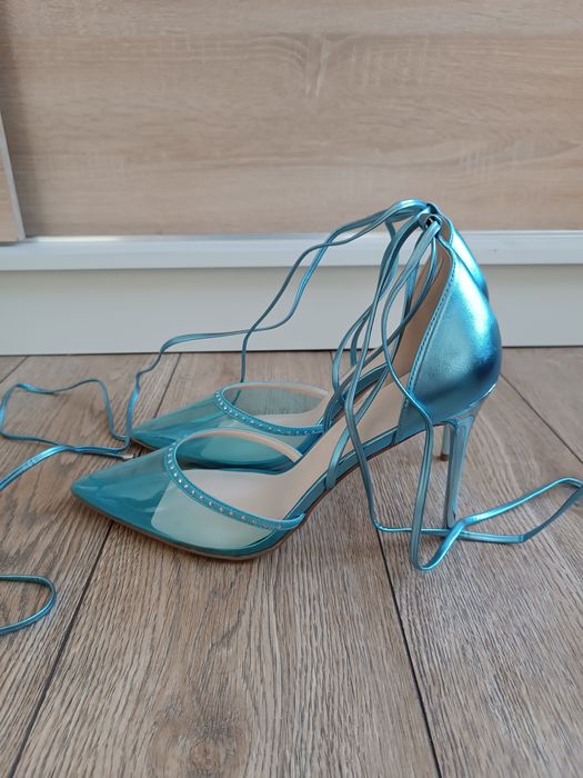 Błękitne szpilki ze sznurkiem