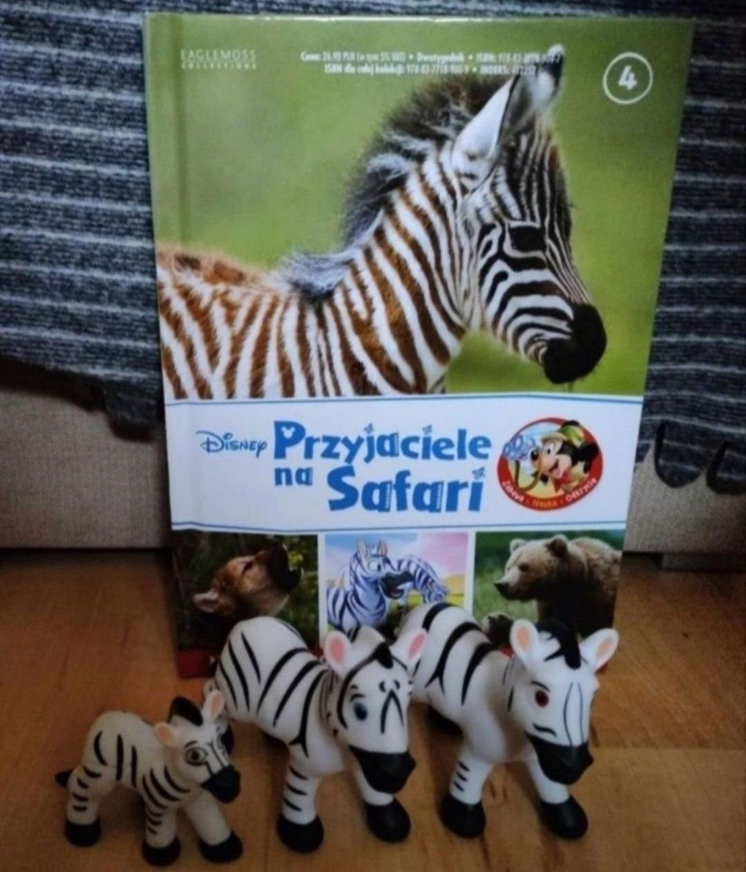 "Przyjaciele na Safari" - figurki(słonie, lwy, Myszka Miki) i książki.