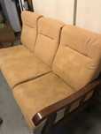 Sofa com trés lugares com 1.60cm comprimento, 90cm largura.