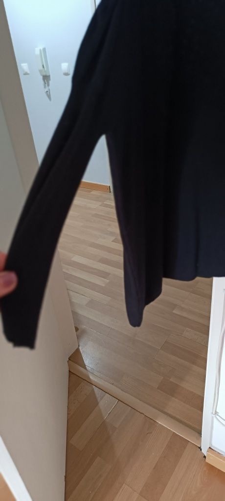 Vestido preto malha aberto nos ombros. Marca Karamel. Usado. Tamanho ú
