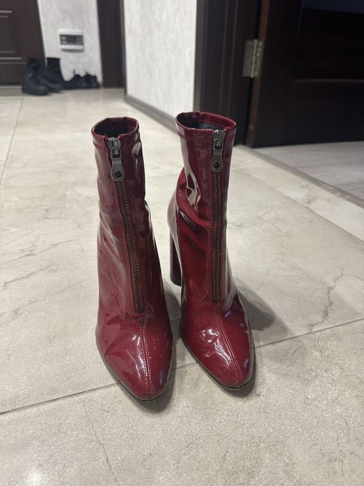 Лаковані червоні черевики на підборах Zara