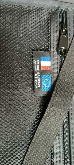 Duża walizka francuskiego projektanta Pierre Balmain