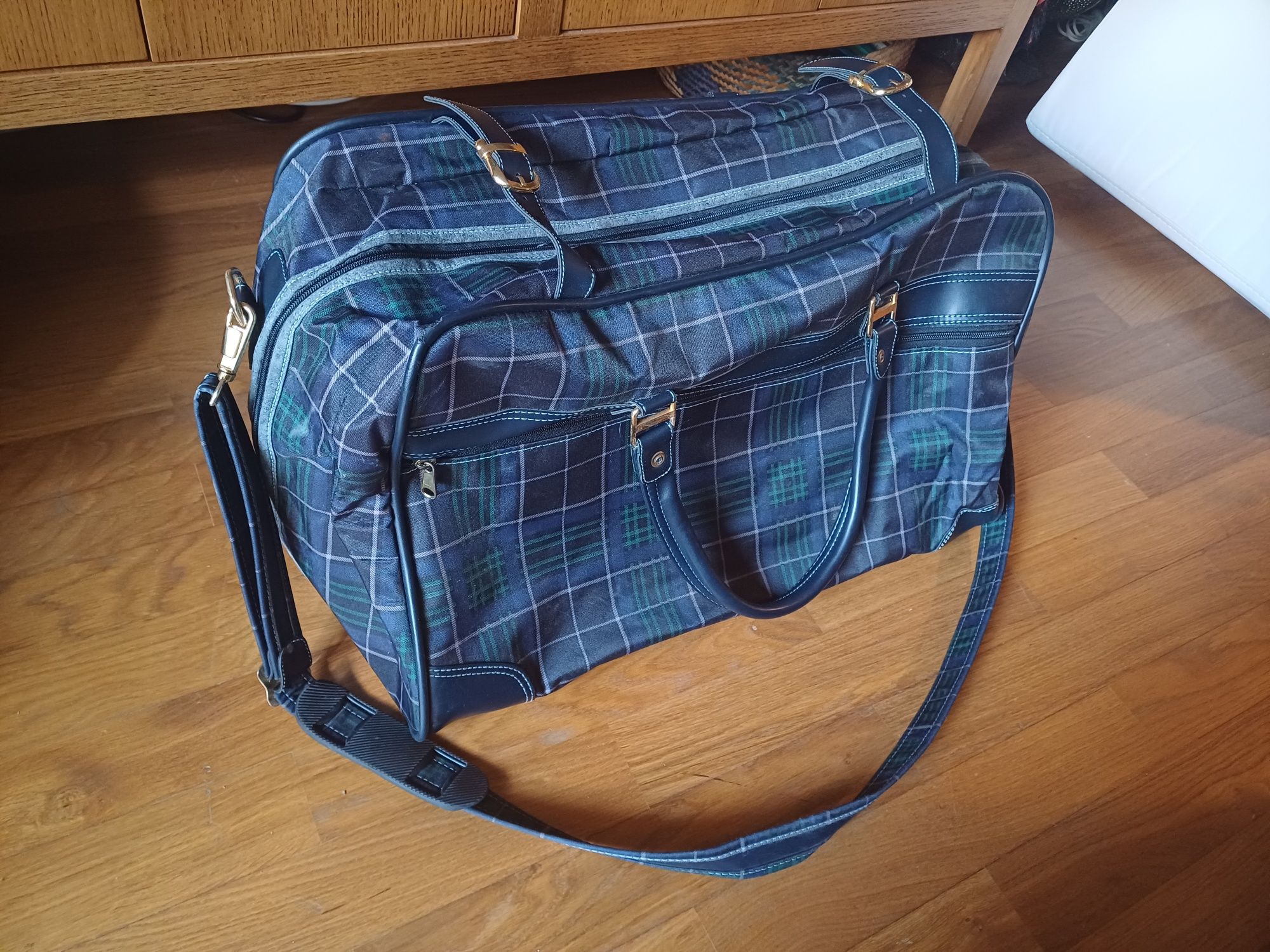 Mala de viagem azul, da marca Jacto, estilo vintage