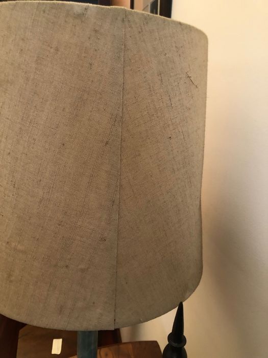 Candeeiro de mesa com base em pedra