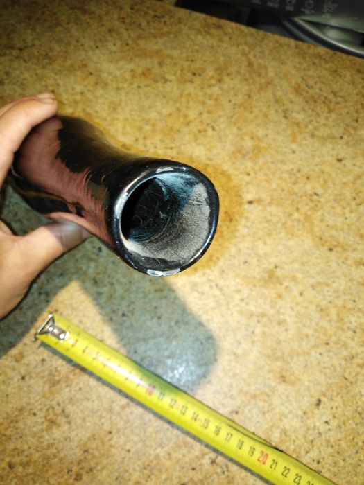 Drewniany wazon z motywem rybki.