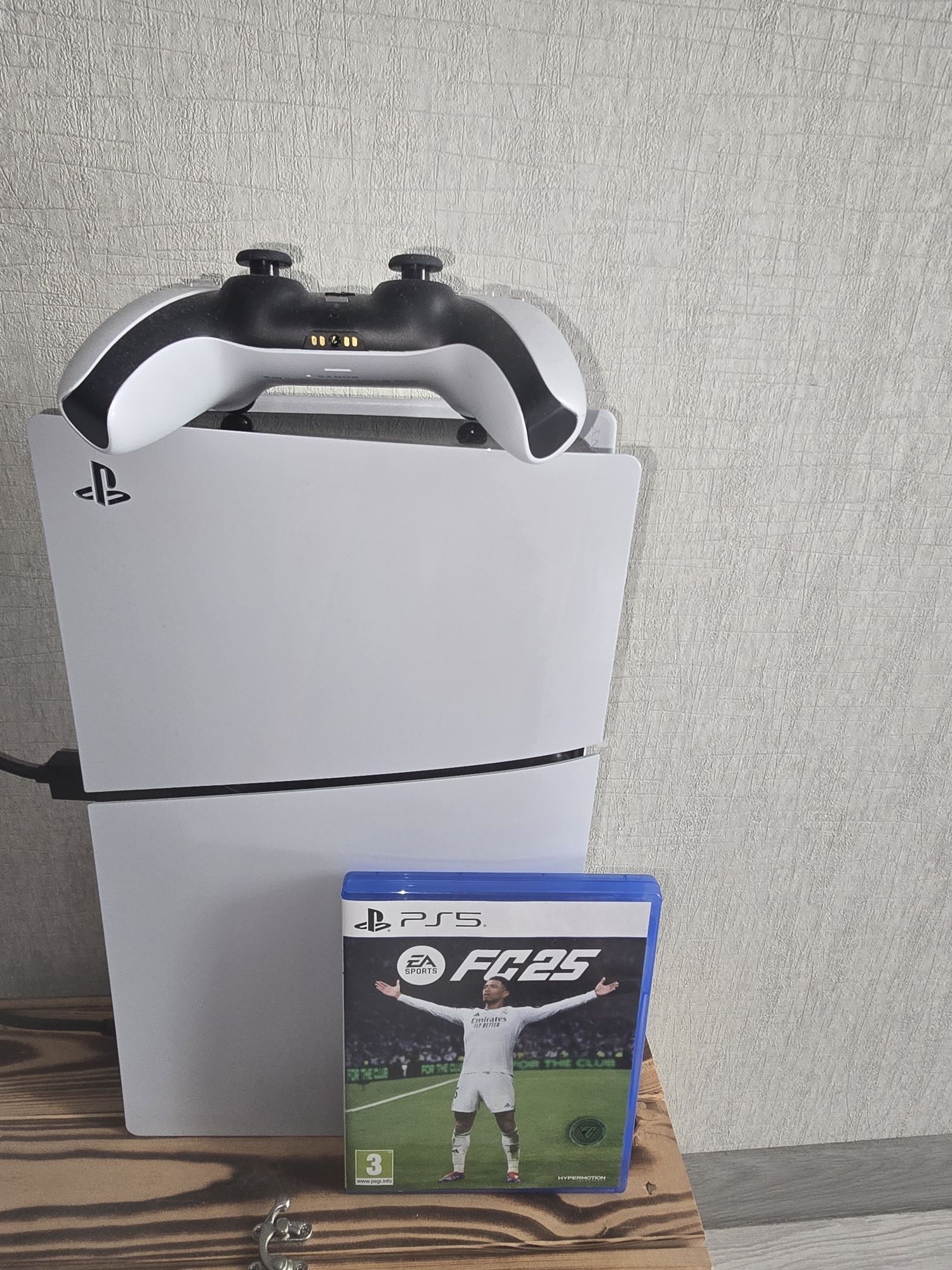 Продам ps5 наиграно часов 40,цена 20000 с дисководом .диск