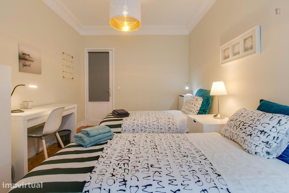 142053 - Quarto com 2 camas em apartamento com...