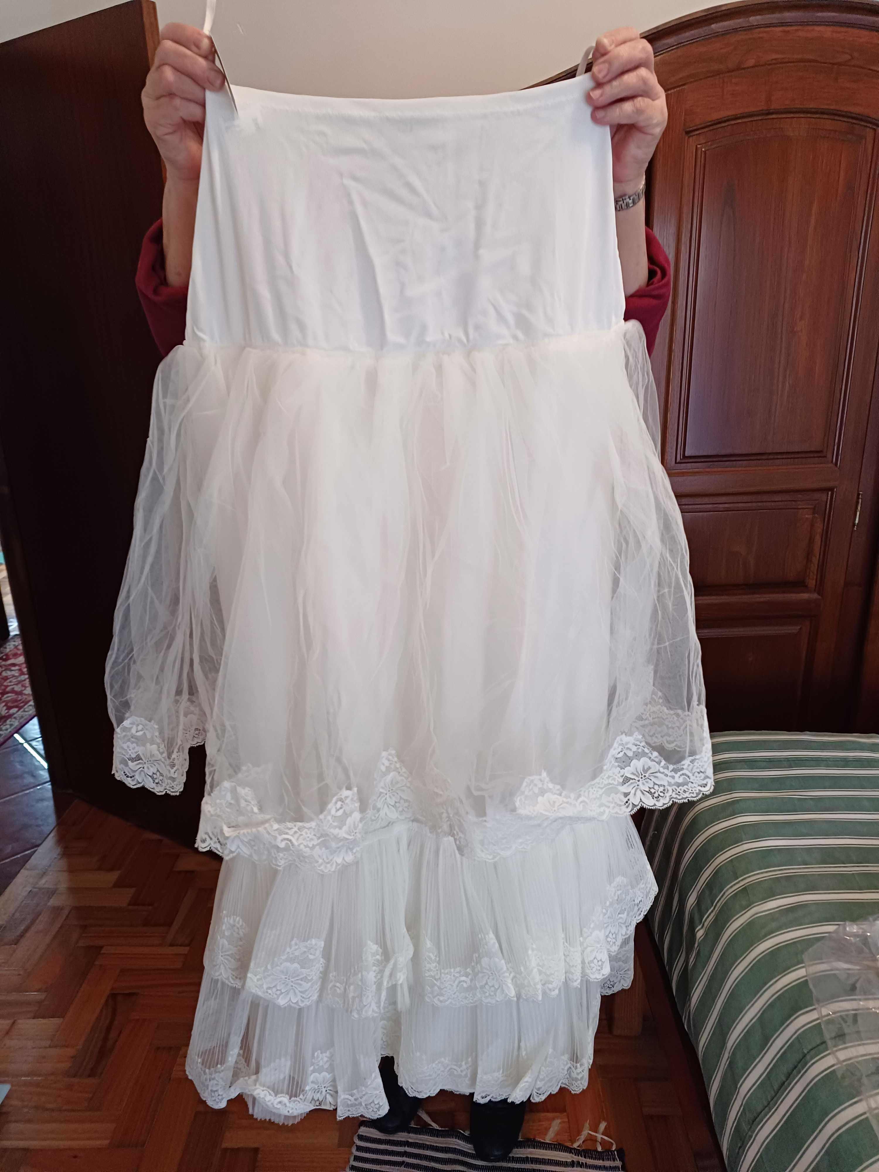 Vestido de noiva, saiote e véu novos | Pronovias