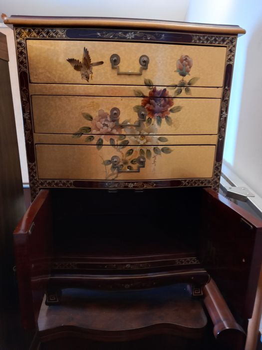 Móvel de Madeira desenhos florais