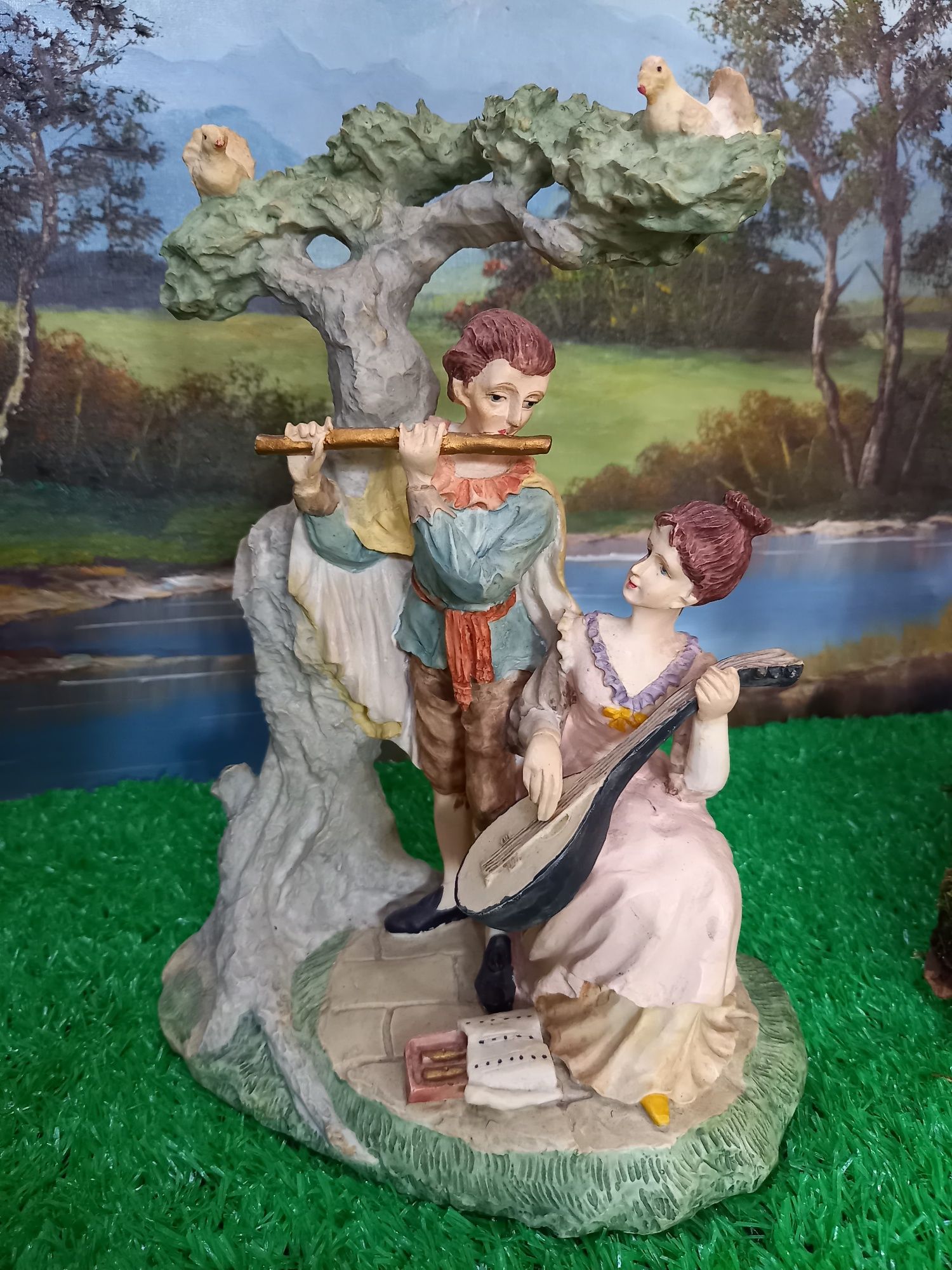 Figurka z alabastru romantyczna para grająca na instrumentach