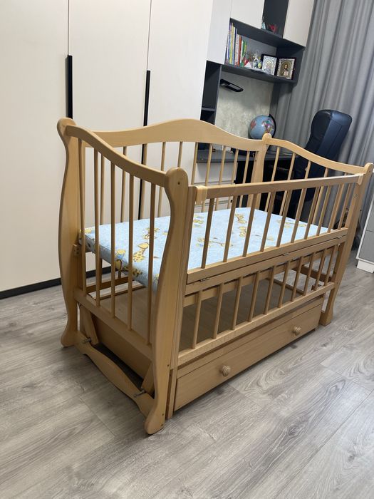 Дитяче ліжечко з матрацом