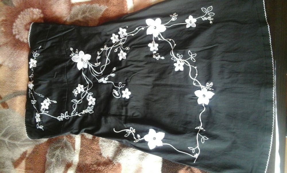 Sukienka z haftowanymi kwiatami i cyrkoniami