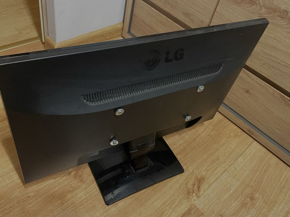 Monitor LG Flatron E2441 — 24 cale