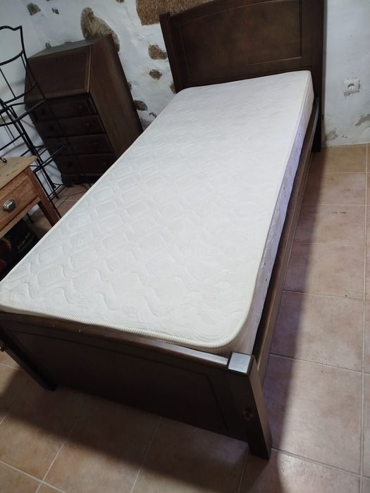 Cama solteiro em excelente  estado