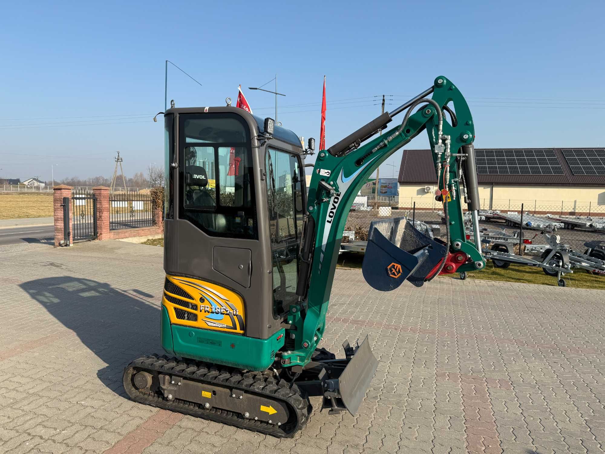 Minikoparka LOVOL FR18E2 z Kabiną i Osprzętem (WAGA:2000kg, 3 łyżki)