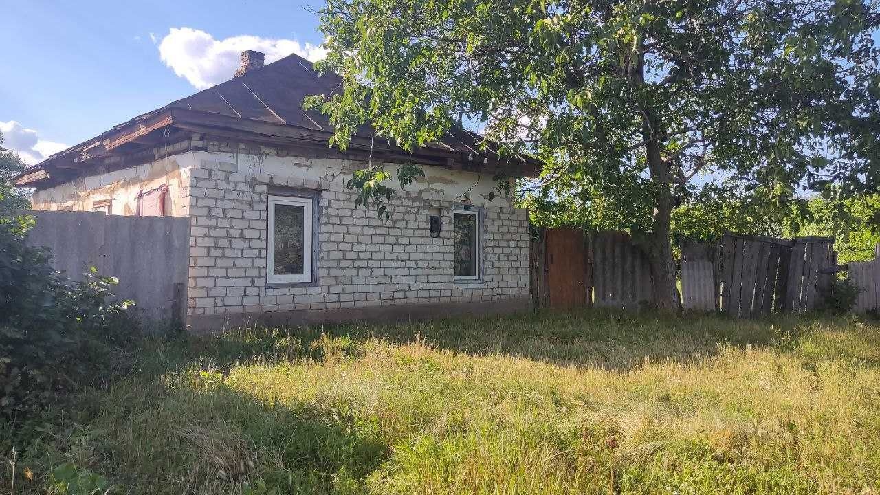 Продаж будинку з ділянкою в центрі села Білозір'я.