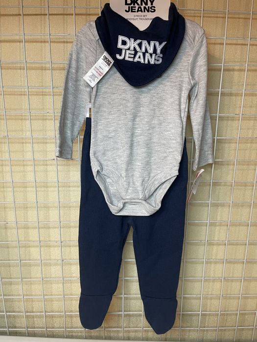 комплект одежды DKNY Jeans, состоящий из боди, брюк и нагрудника. 6-9