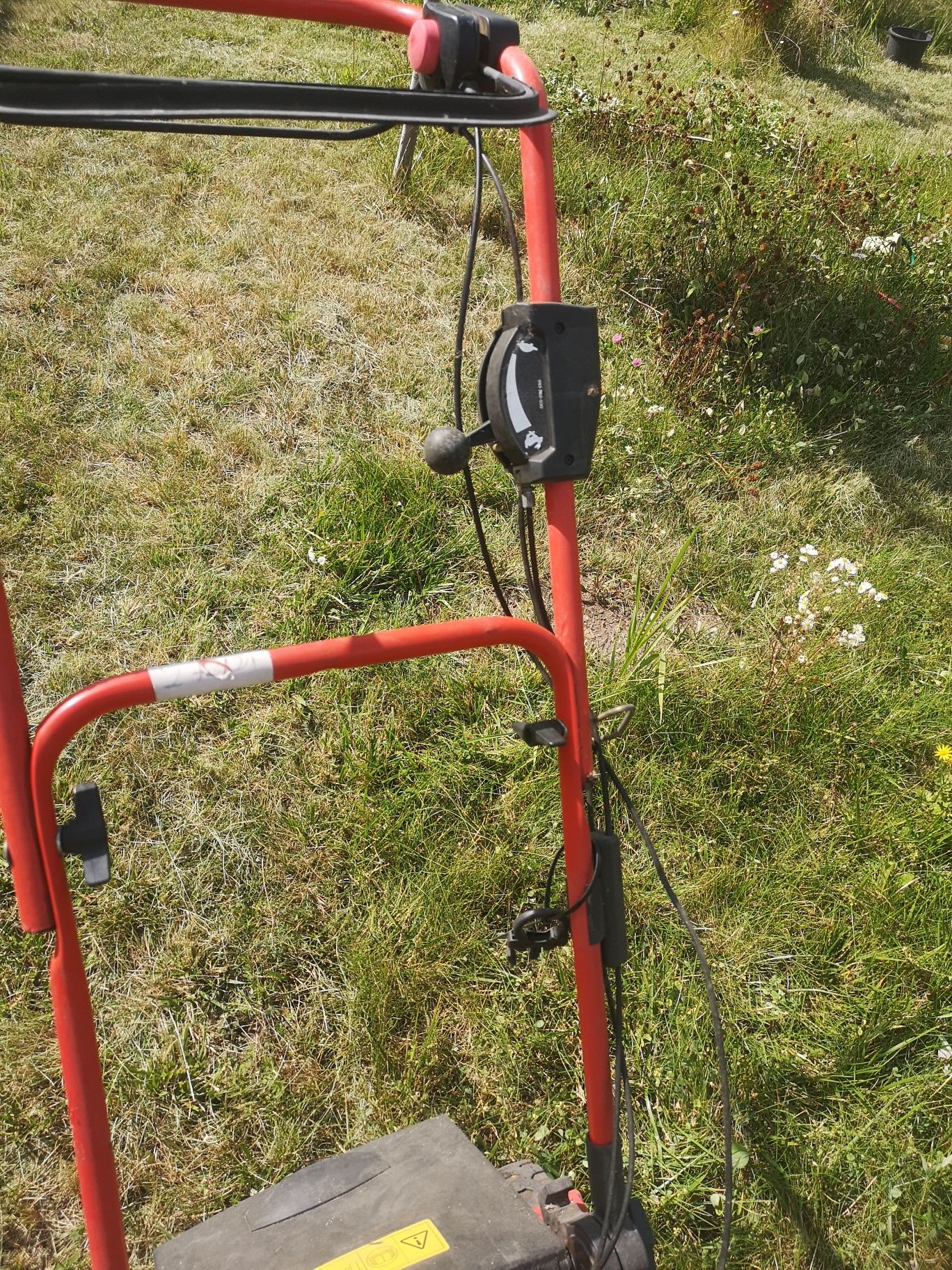 Rezerwacja Oddam kosiarkę elektryczną z napędem