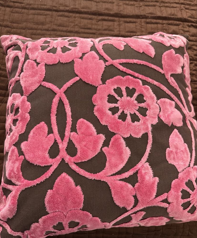 Almofadas quarto, rosa e castanho chocolate, relevos em veludo