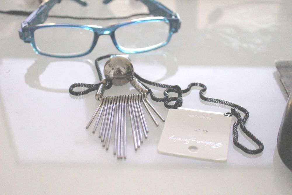 Colar grande com pingente de 11 cm. Novo!