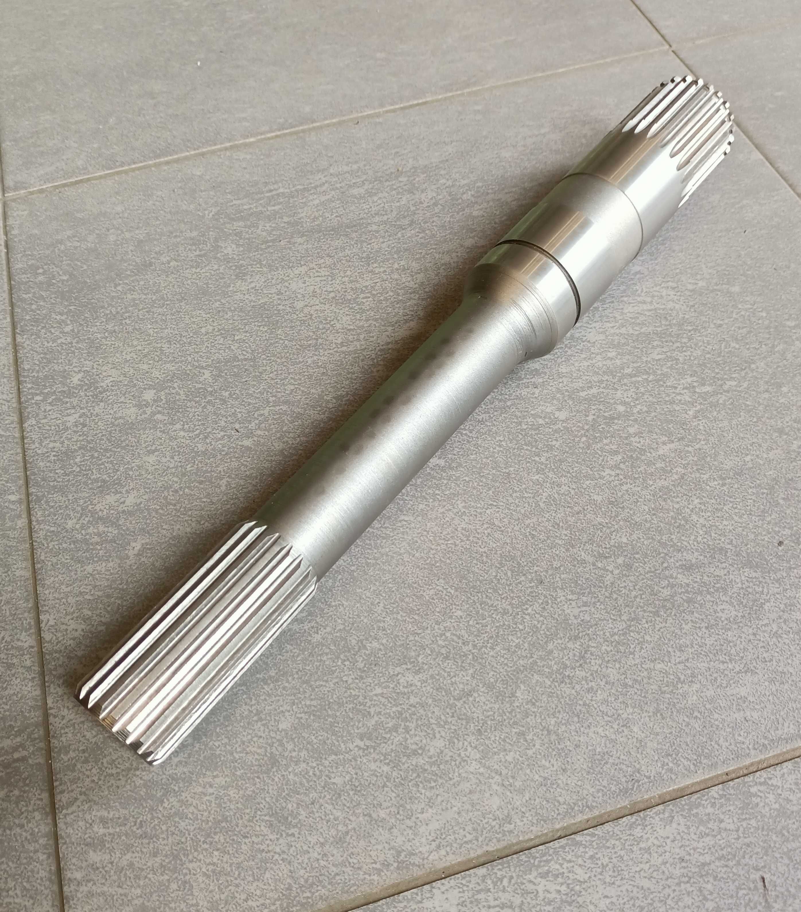 Wałek przekładni rozrzutnika Rolland Z20 x Z24 L-390 mm