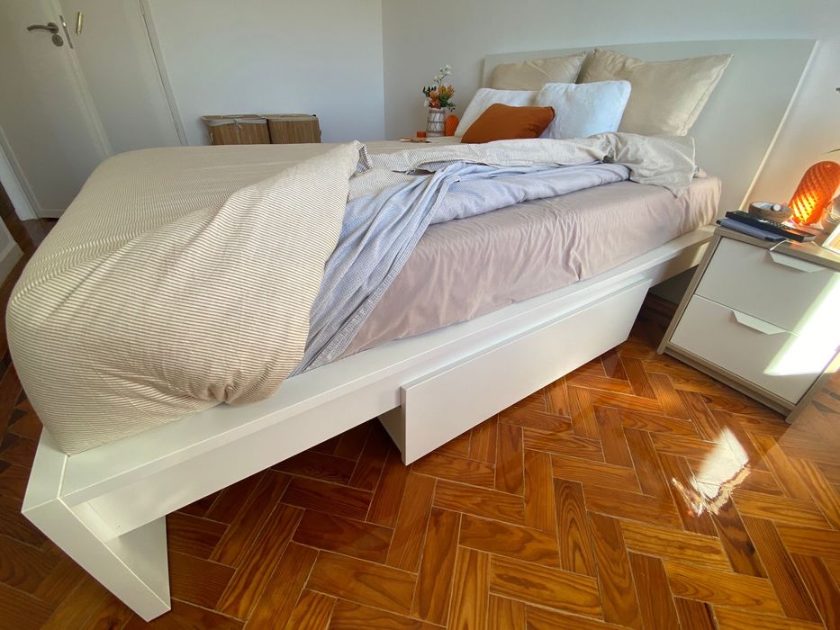Cama Ikea Malm com 2 gavetas com rodas