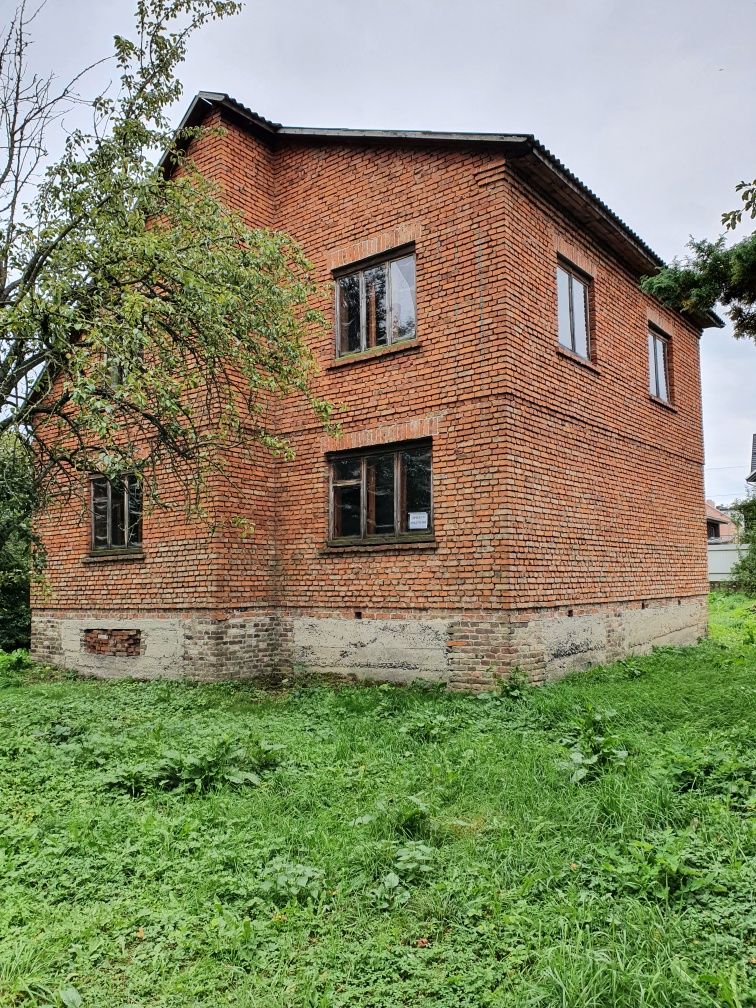 Незавершене будівництво будинку