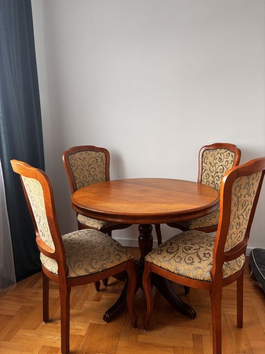 Zestaw, stół z krzesłami.